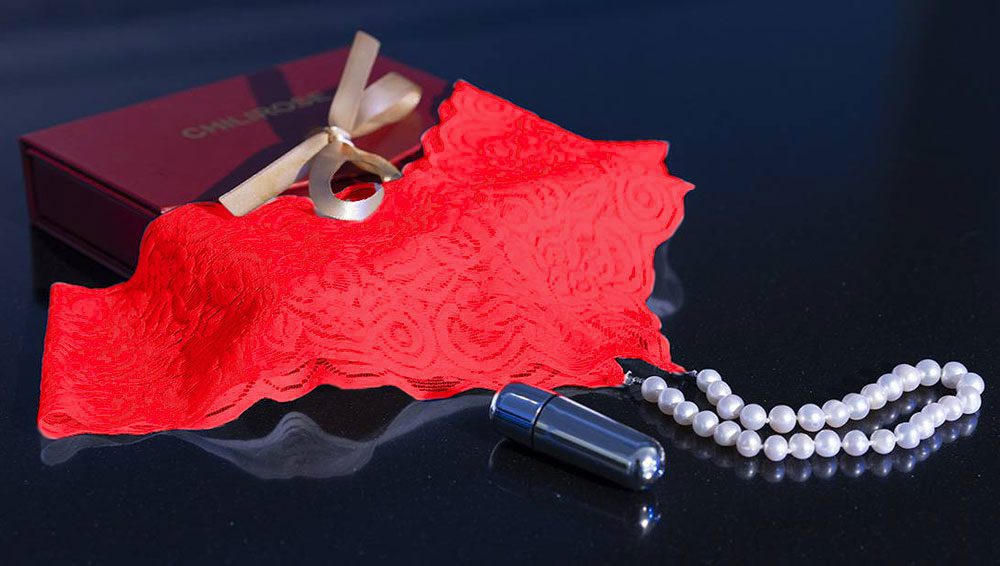 Tanga in pizzo rosso con perle naturali e mini stimolatore pacco regalo