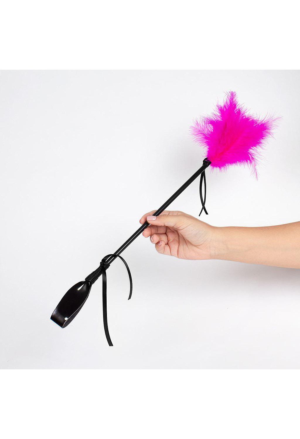 Frustino con tikler in piume fucsia