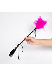 Frustino con tikler in piume fucsia