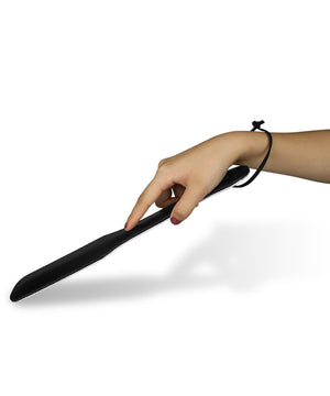 Frustino Spanker in ecopelle nera e raso argentato