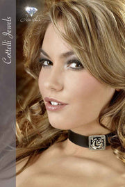 Choker simil pelle con rosa in metallo